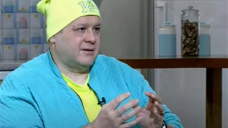 عمرو يسري يعلن الاكتفاء بالعزاء العائلي في وفاة شقيقة كمال الشناوي