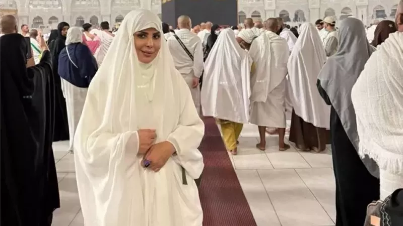 بعد براءتها في قضية أمن الدولة.. الكويتية إلهام الفضالة تؤدي مناسك العمرة