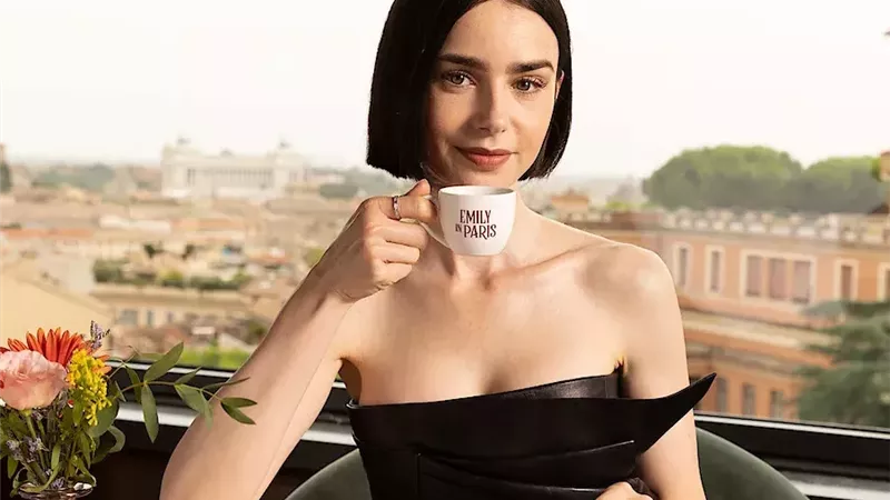 ليلي كولينز تعود إلى الأضواء من جديد في موسم سادس من Emily in Paris