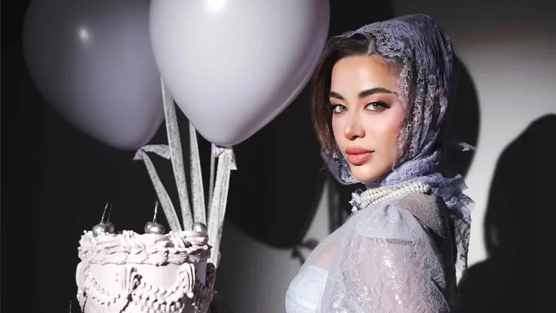 فستان شفاف وغطاء رأس.. يارا السكري تحتفل بعيد ميلادها بإطلالة جريئة