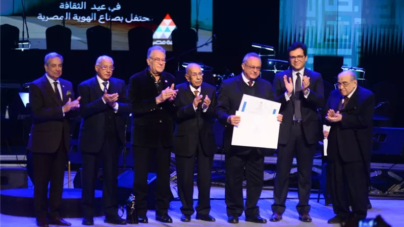 وزير الثقافة يمنح