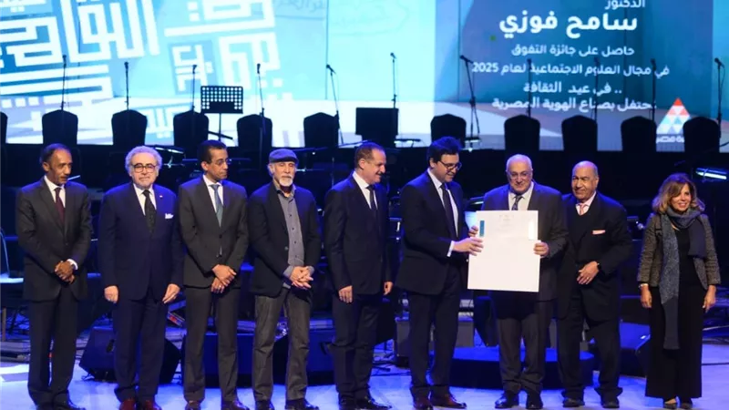 وزير الثقافة يمنح 