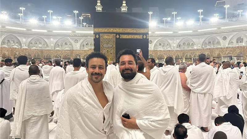 بعد عرض فيلمه «الملحد».. أحمد حاتم يؤدي مناسك العمرة برفقة أحمد داوود