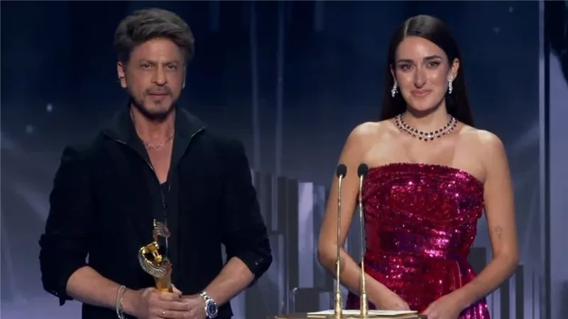 أمينة خليل وشاروخان يقدمان جائزة صناع الترقية الفخرية لأصالة في حفل Joy Awards 2026 بالرياض