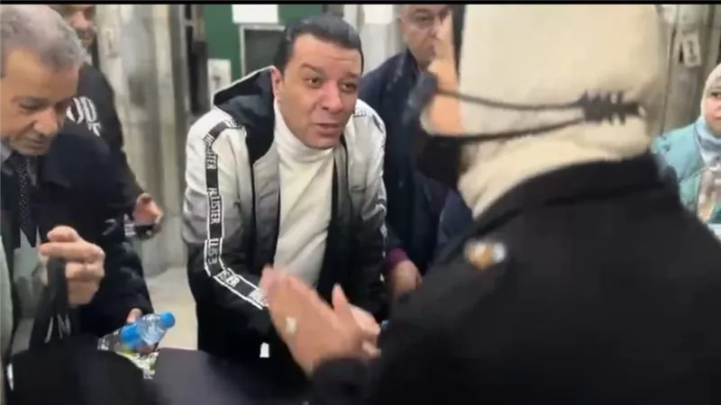 مصطفى كامل يودع أعضاء نقابة الموسيقيين المتجهين للعمرة