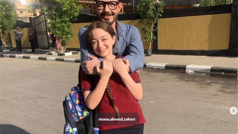 بهذه الكلمات.. أحمد زاهر يهني منى أصغر بناته بعيد ميلادها 