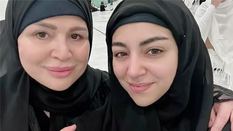 إلهام شاهين: عمرة لأمي الغالية مع إلهام الصغيرة قبل رمضان