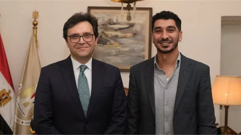 وزير الثقافة يلتقي المخرج كريم الشناوي لبحث التعاون ودعم التجارب السينمائية الشابة
