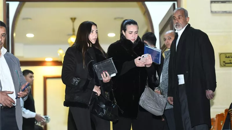 دنيا وإيمي سمير غانم وأحمد داود أبرزهم.. نجوم الفن في عزاء شقيق الفنانة شيرين 