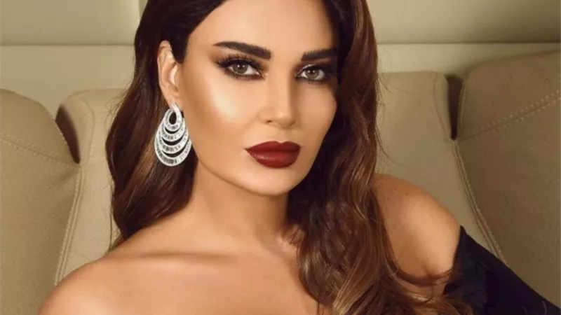سيرين عبد النور تخطف الأنظار بالأسود في أكثر من إطلالة.. فأيهما أجمل؟