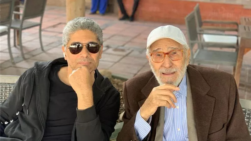 بعد تصريحات مزيفة عن معاناته.. نجل عبد الرحمن أبو زهرة يقاضي صفحات مسيئة لوالده
