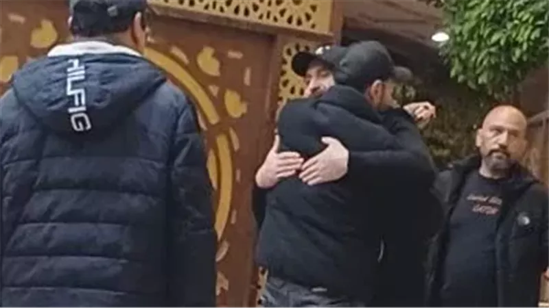 نجوم الفن يساندون نضال الشافعي في عزاء والدته بمسجد الحامدية الشاذلية