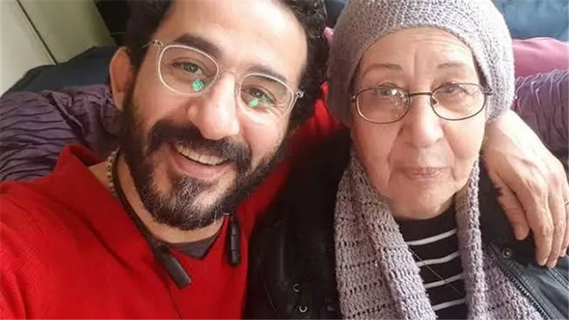 تعرض والدة أحمد حلمي لأزمة صحية