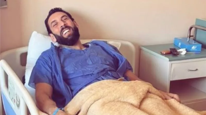 تامر هاشم يكشف عن تعرضه لأزمة صحية بصورة من داخل المستشفى