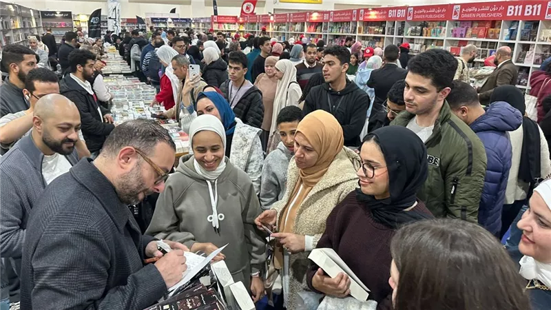 أحمد عثمان يشهد إقبالاً جماهيريًا في توقيع روايته «الوارث» بمعرض القاهرة الدولي للكتاب