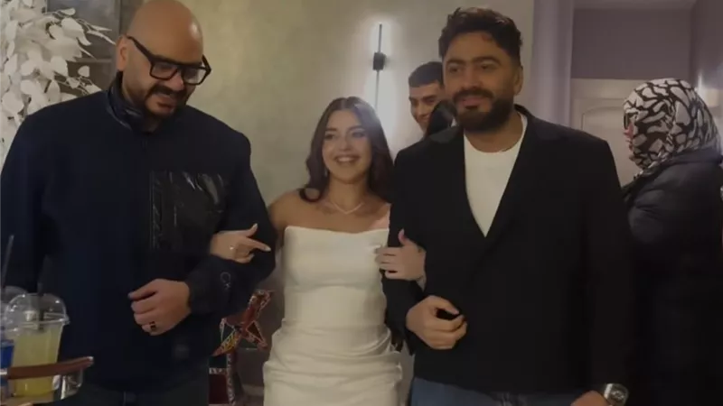 مكان والدها.. تامر حسني يقدم البلوجر هاجر الشرنوبي لـ خطيبها 