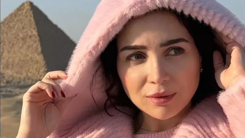 بإطلالة شتوية ساحرة.. مي عز الدين تخطف الأنظار أمام الأهرامات وتكشف ملامح حياتها الجديدة