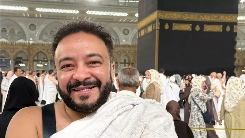 حسام داغر يؤدي العمرة عن والديه ويدعو لهما بالرحمة والمغفرة
