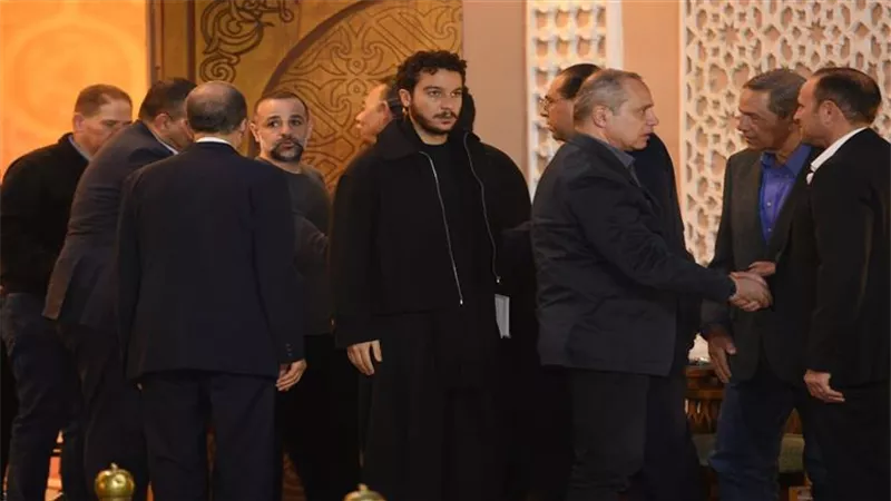 نجوم الفن يشاركون في عزاء والد الفنانة علا رشدي بمسجد الشرطة في الشيخ زايد