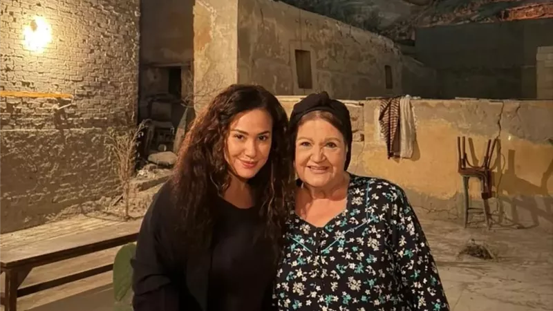 كواليس «منّاعة».. هند صبري توجه رسالة حب لِميمي جمال: أستاذتي العظيمة بحبك