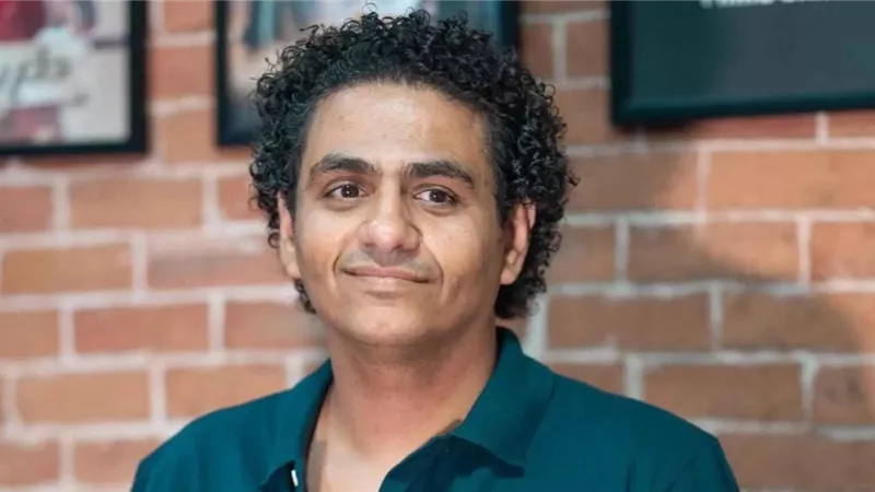 محمد صلاح العزب ينجو من حادث مميت بسبب الموبايل