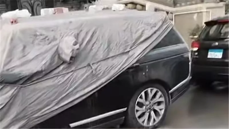 ظهور سيارة شيرين عبد الوهاب المغطاة بالتراب بعد فترة غيابها الصحية