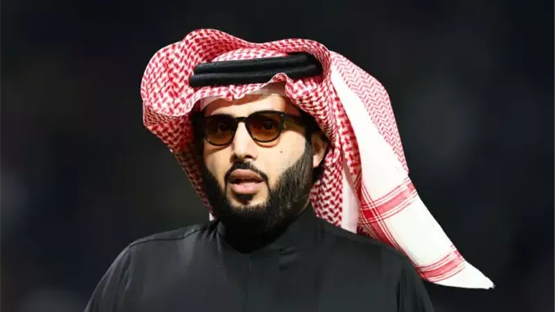 تركي آل الشيخ يوبخ كاتبًا سعوديًا انتقد صوت أم كلثوم