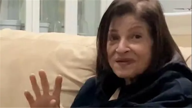 بعد سنوات من الغياب.. عودة مفاجئة للفنانة عائشة الكيلاني 
