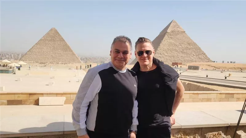 الفنان العالمي براين آدمز يزور أهرامات الجيزة بعد حفله بالمتحف المصري الكبير