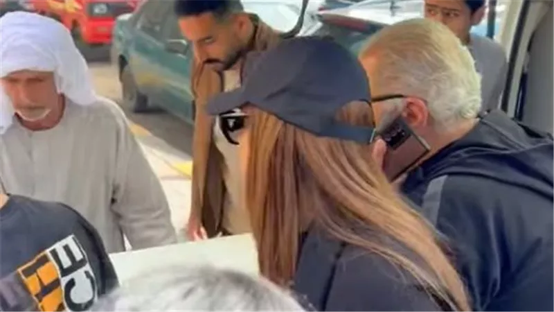 انهيار ريم مصطفى أثناء تشييع جثمان والدتها بمسجد أسد بن الفرات بالدقي