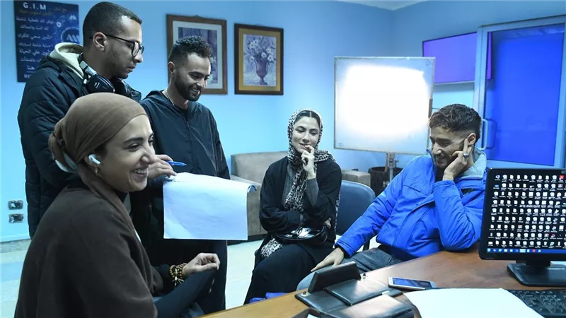 من الكواليس.. فاطمة عادل شقيقة هدى المفتي خلال أحداث سوا سوا
