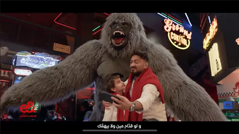 تامر حسني يفاجئ جمهوره بظهور والدته ونجله في إعلان جديد