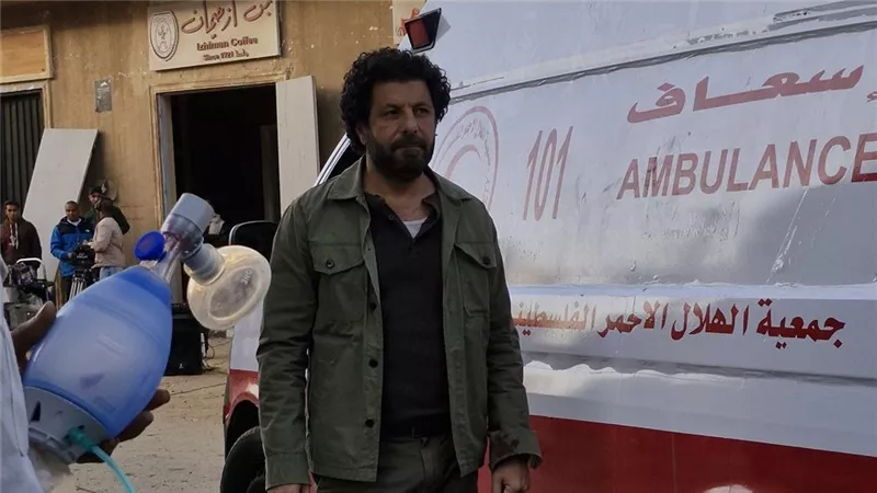 إياد نصار وصنّاع «صحاب الأرض» يحتفلون بآخر يوم تصوير مع بدء عرض المسلسل
