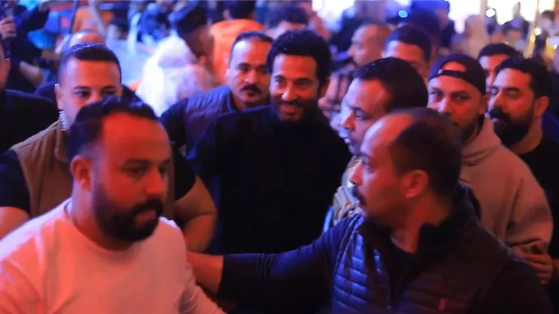 الأمن يتدخل للسيطرة على تدافع الجمهور علي عمرو سعد أثناء تصوير 