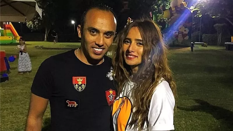 دنيا سمير غانم اول الحاضرين.. وصول جثمان شقيق زينة للمسجد استعدادا لتشييعه