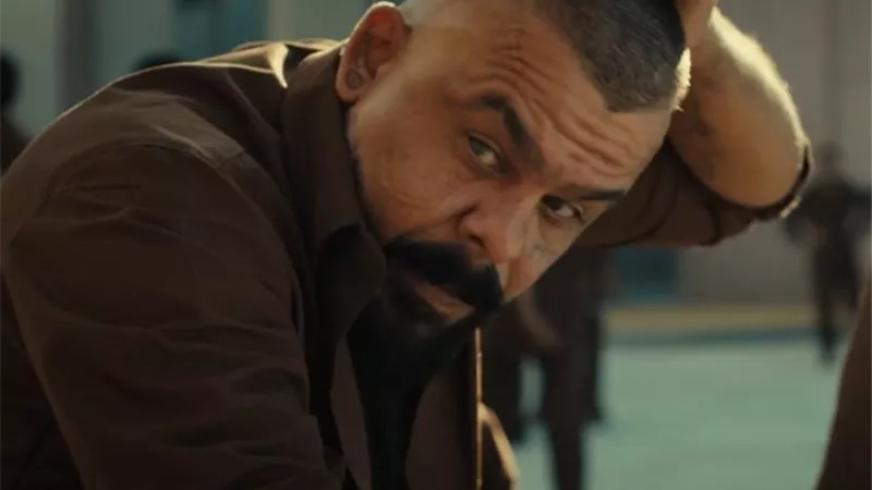 منذر رياحنة يتألق في «أبطال الرمال – الشنفرى» ويقرأ شعر الشنفرى تحت تأثير البنج بعد إصابته