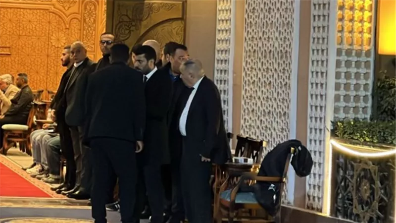 أحمد السقا ومنى الشاذلي أول الحاضرين.. مي عمر تستقبل العزاء في والدها بمسجد الشرطة