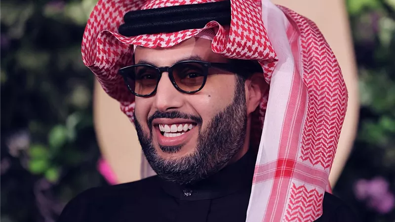 المستشار تركي آل الشيخ يعلن عن نزالا عالميا تاريخيا على سفح الأهرامات 