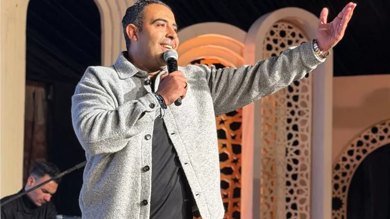 محمد عدوية يتألق في سهرة رمضانية ويشعل الأجواء بأغاني والده 