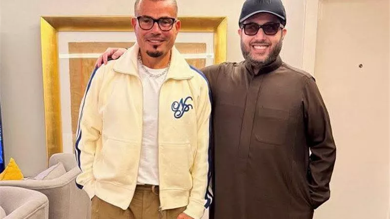 تركي آل الشيخ ينشر صورة رفقة الهضبة عمرو دياب من داخل منزله