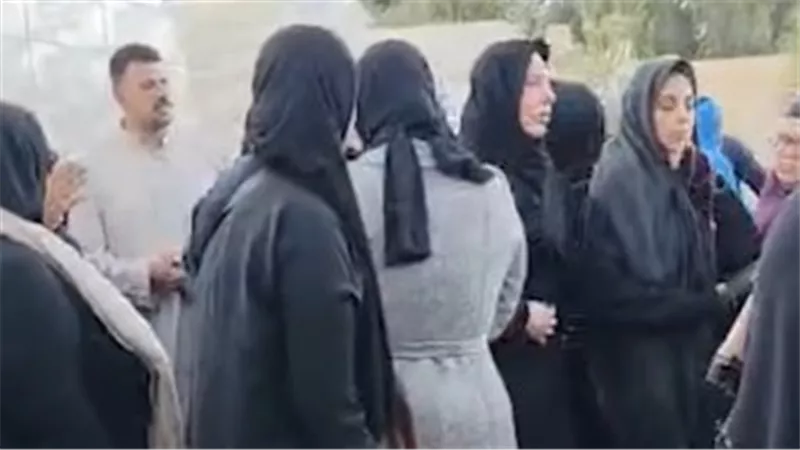 نهال طايل تنهار أثناء وداع والدها في جنازته بالمنوفية