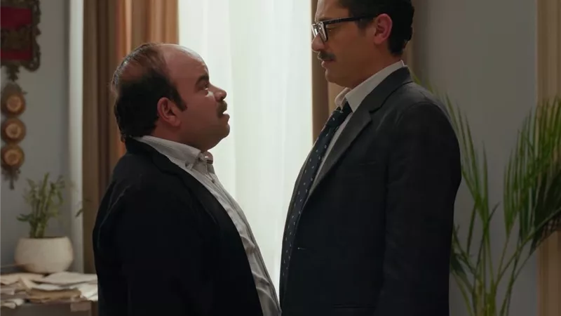 محمد عبد الرحمن محامي تحت التمرين في الحلقه الاولى من مسلسل المتر سمير