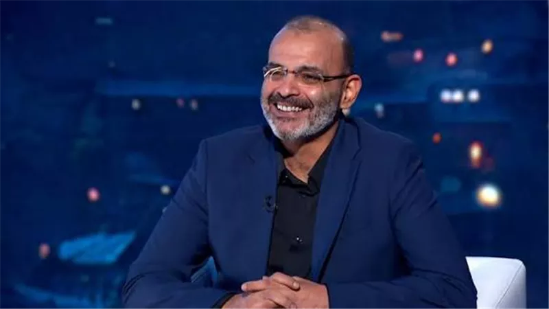 أيمن بهجت قمر يسخر من صراع النجوم على «الأعلى أجرًا ومشاهدة» بقصيدة ساخرة 