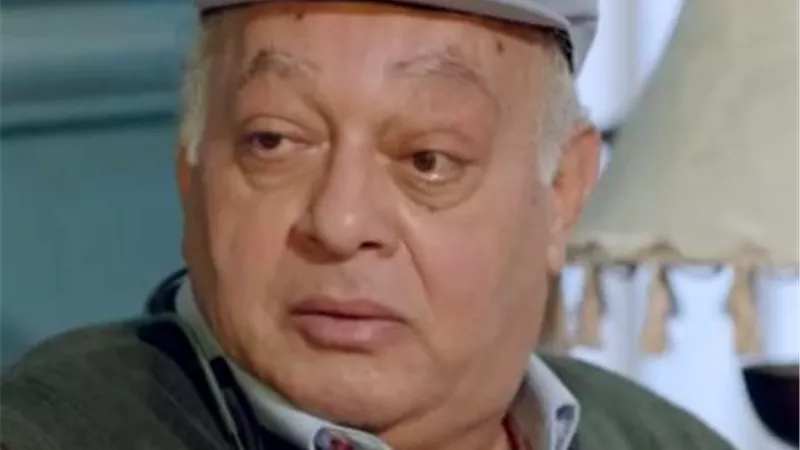 دموعه سبقاه وابنه مش سايبه.. وداع سامي مغاوري لشقيقه