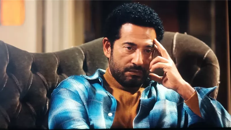 عمرو سعد يشك في تارا عماد ويتهمها بالتمثيل ويتوعد عصابة التهريب في الحلقة 15 من مسلسل 