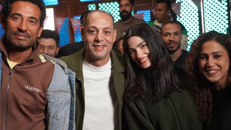 عمرو سعد وفريق العمل يحتفلون بانتهاء تصوير 