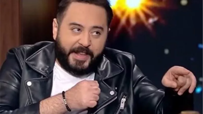 عمرو عبد العزيز يطلب الدعاء لوالدته بعد إصابتها بجلطة في القلب