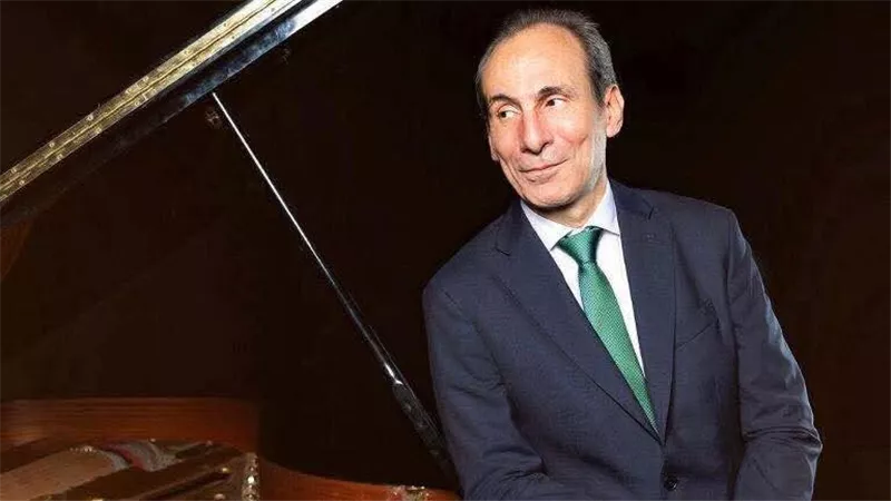 أوركسترا النور والأمل تتألق على المسرح الصغير بالأوبرا بمشاركة عمرو سليم وقيادة محمد شرارة