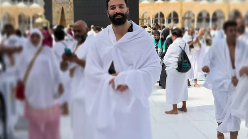 حازم يؤدي مناسك العمرة: 