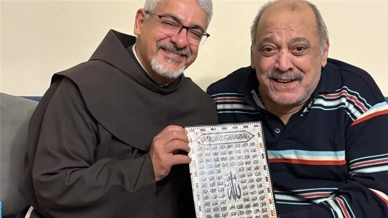 الأب بطرس دانيال يزور ضياء الميرغني بعد أزمته الصحية: “محبة الناس مكسبي الحقيقي”